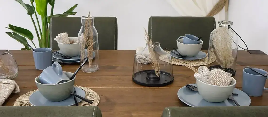 Co postawić na stół w salonie, aby zaskoczyć gości i ożywić wnętrze