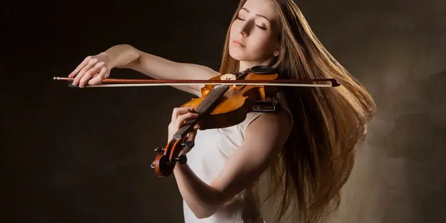Czym gra się na skrzypcach? Podstawy, techniki i akcesoria, które musisz znać