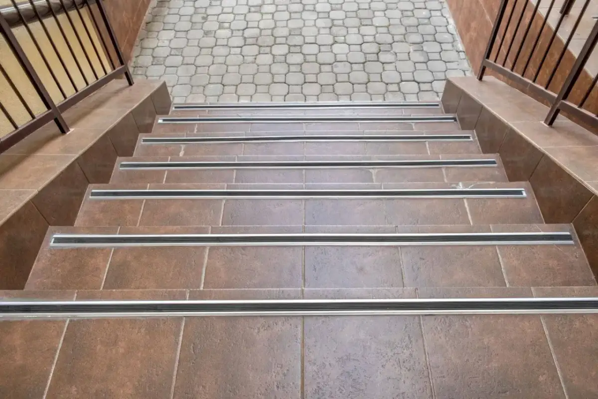 Jakie płytki na schody wybrać, aby zapewnić bezpieczeństwo i styl?