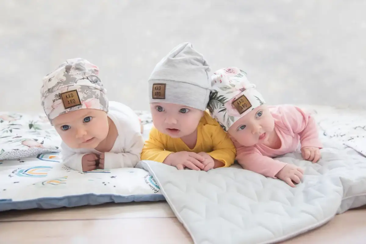 Czapka dla niemowlaka: kiedy zakładać i jak chronić główkę