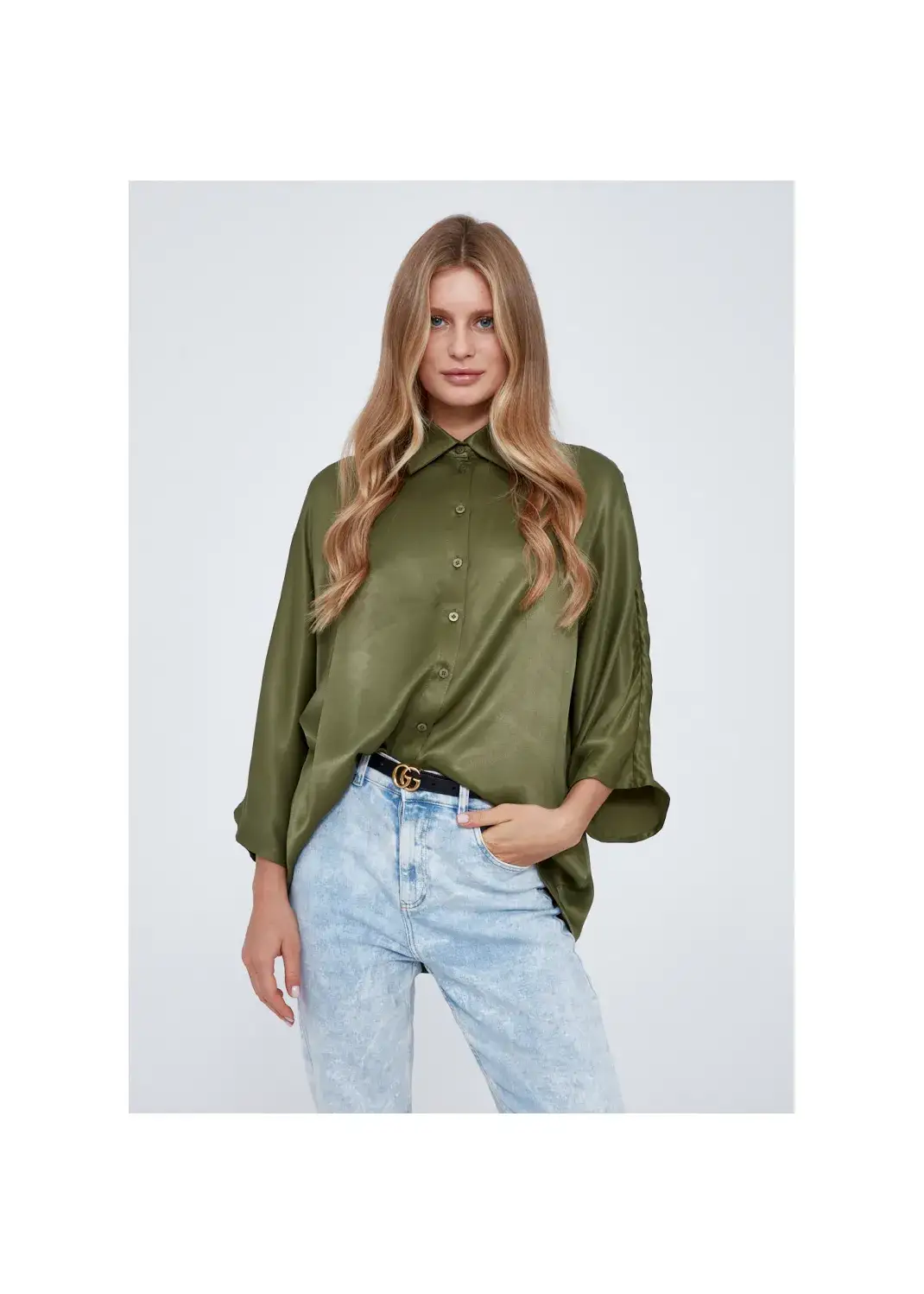 Koszula khaki: 7 stylizacji, które musisz znać - trendy 2023