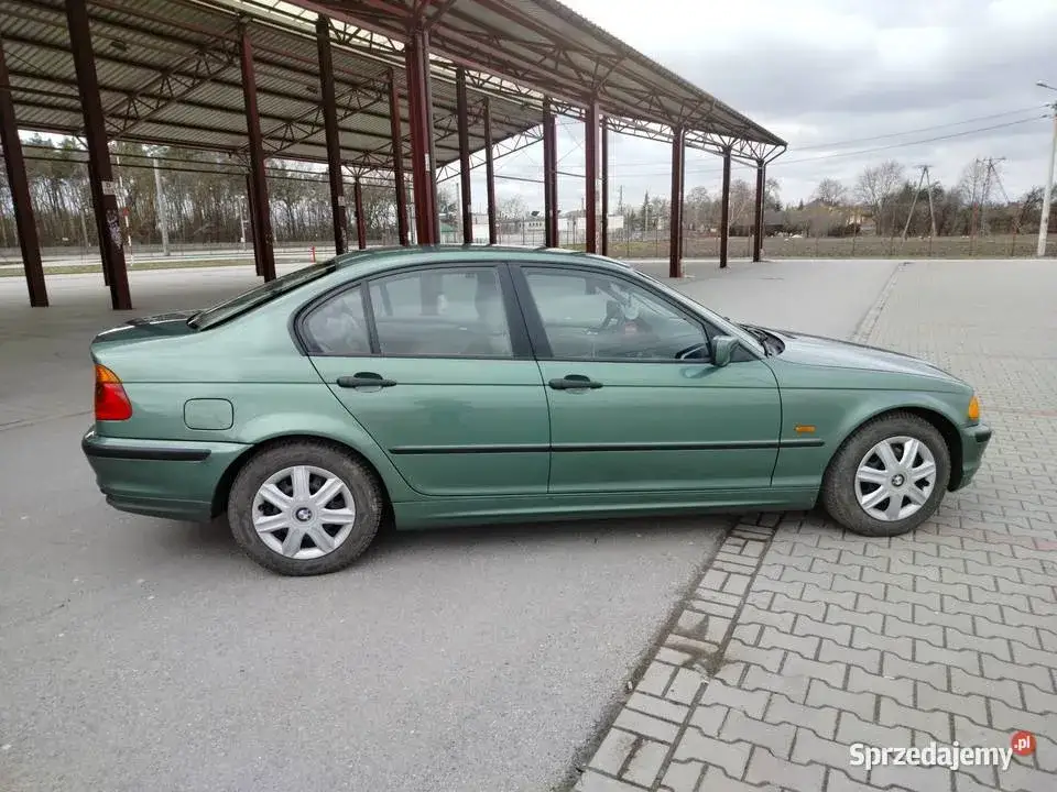 Zielone BMW E46: Czy ten kolor sprawia, że wygląda lepiej na drodze?