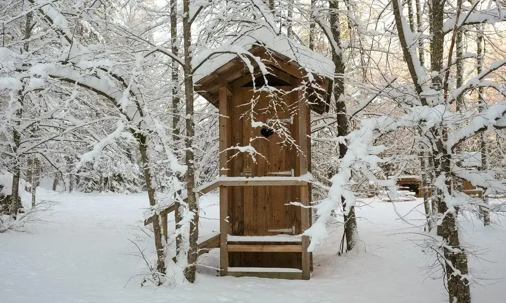 Jak zrobić toaletę na działce - uniknij błędów i oszczędzaj czas