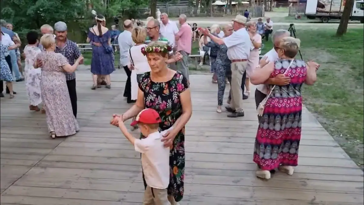 Muzyka z dzieciństwa babci – piosenki, które łączą pokolenia i wzruszają