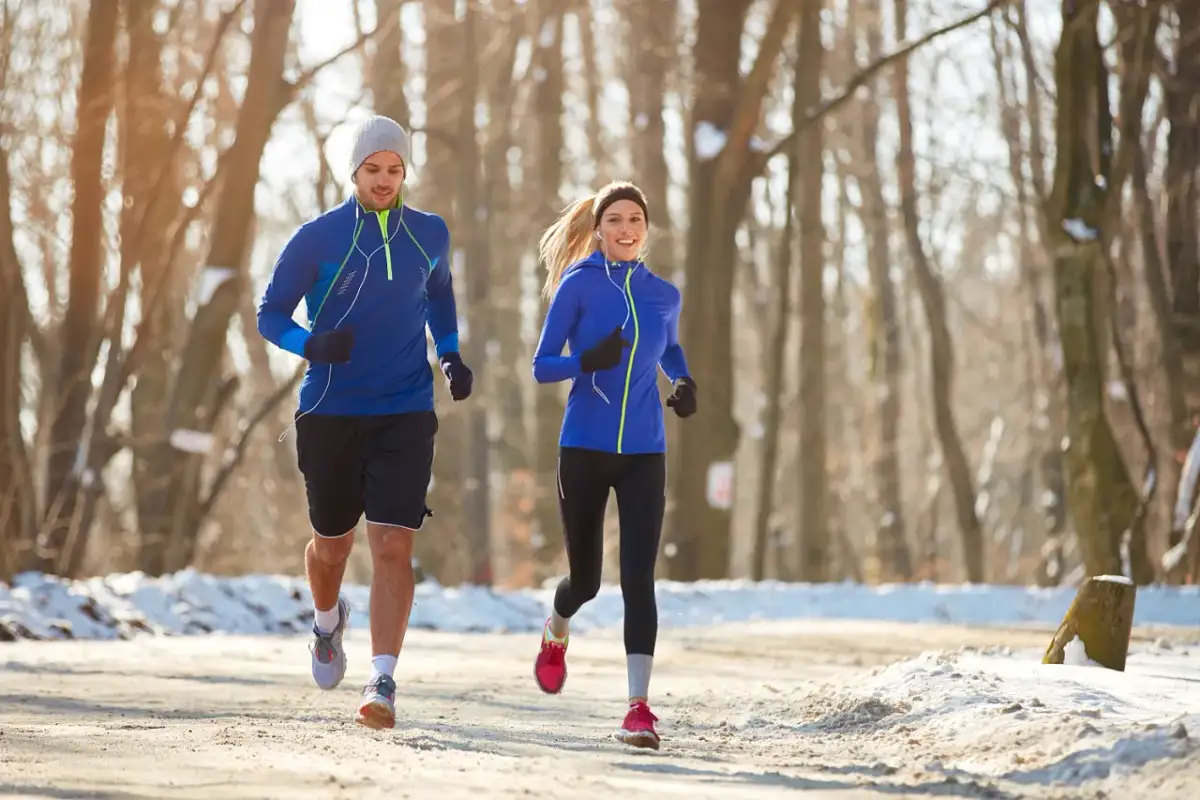 Jak biegać w zimę: uniknij kontuzji i ciesz się zimowym bieganiem