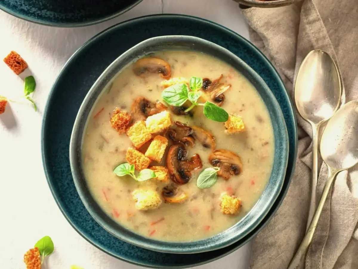 Czy pieczarki do zupy trzeba podsmażyć, aby uzyskać lepszy smak?