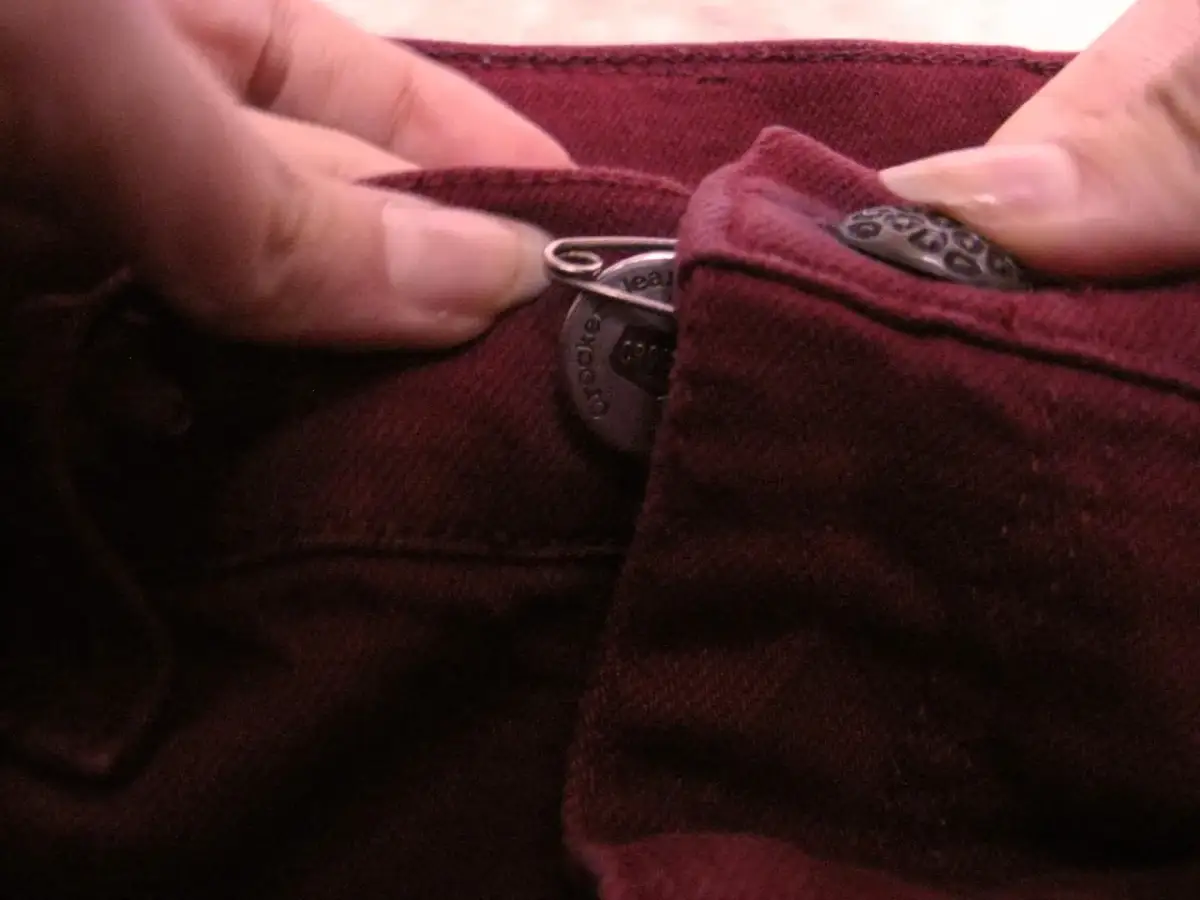 Jak poszerzyć spódnicę w pasie? Proste metody, które zadziałają