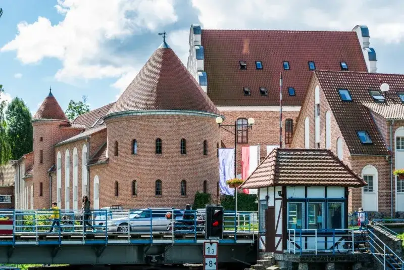 Zamek krzyżacki w Giżycku: historia, atrakcje i praktyczne informacje
