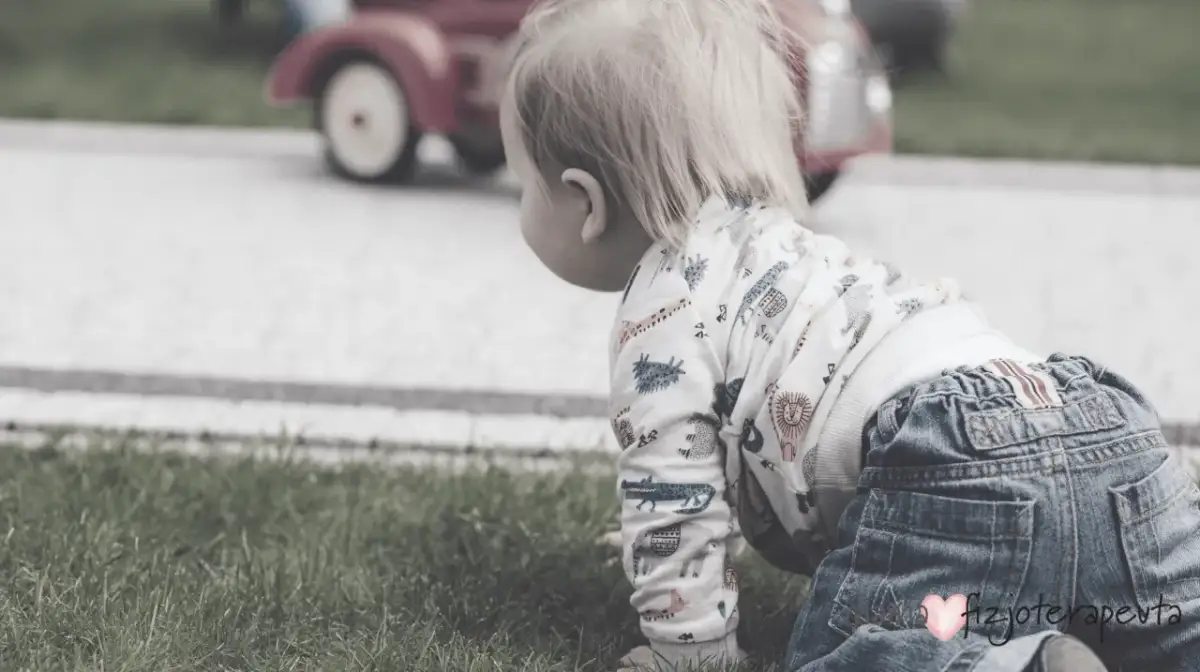 Jak zachęcić dziecko do raczkowania - skuteczne sposoby i porady