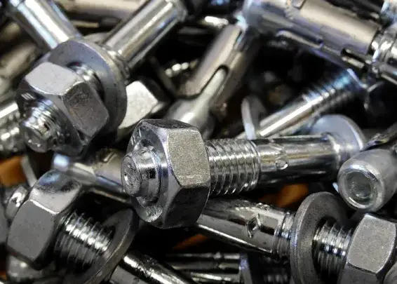 Jak zakotwiczyć garaż blaszany? Praktyczne porady na kotwienie blaszaka