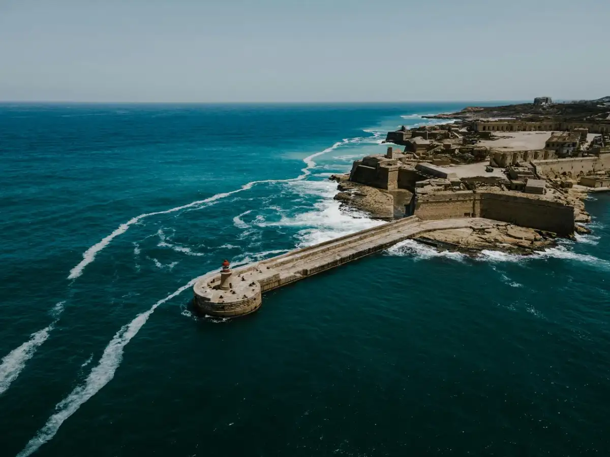 Ile trwa lot z Warszawy na Maltę? Zaskakujące fakty o czasie przelotu