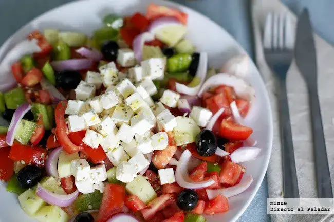 Ensalada de pepino griega: la receta fresca que no puedes perderte