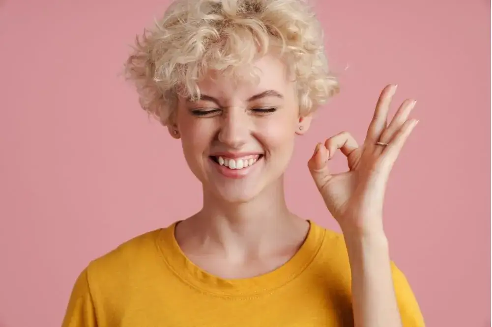 Jak zrobić loki lokówką na krótkich włosach w prosty sposób