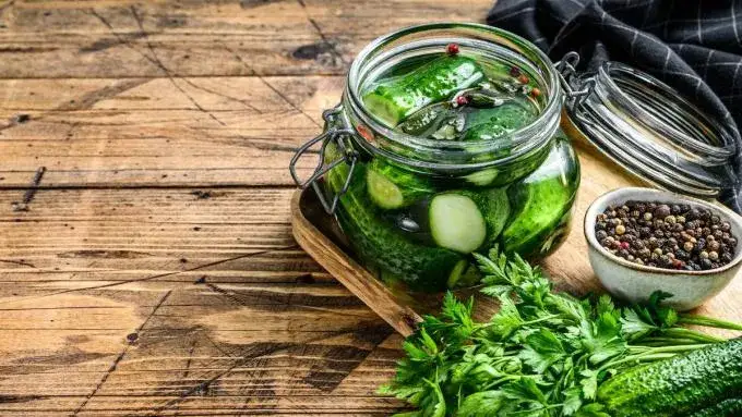 Kiedy najlepiej kisić ogórki, aby uniknąć rozczarowania smakiem