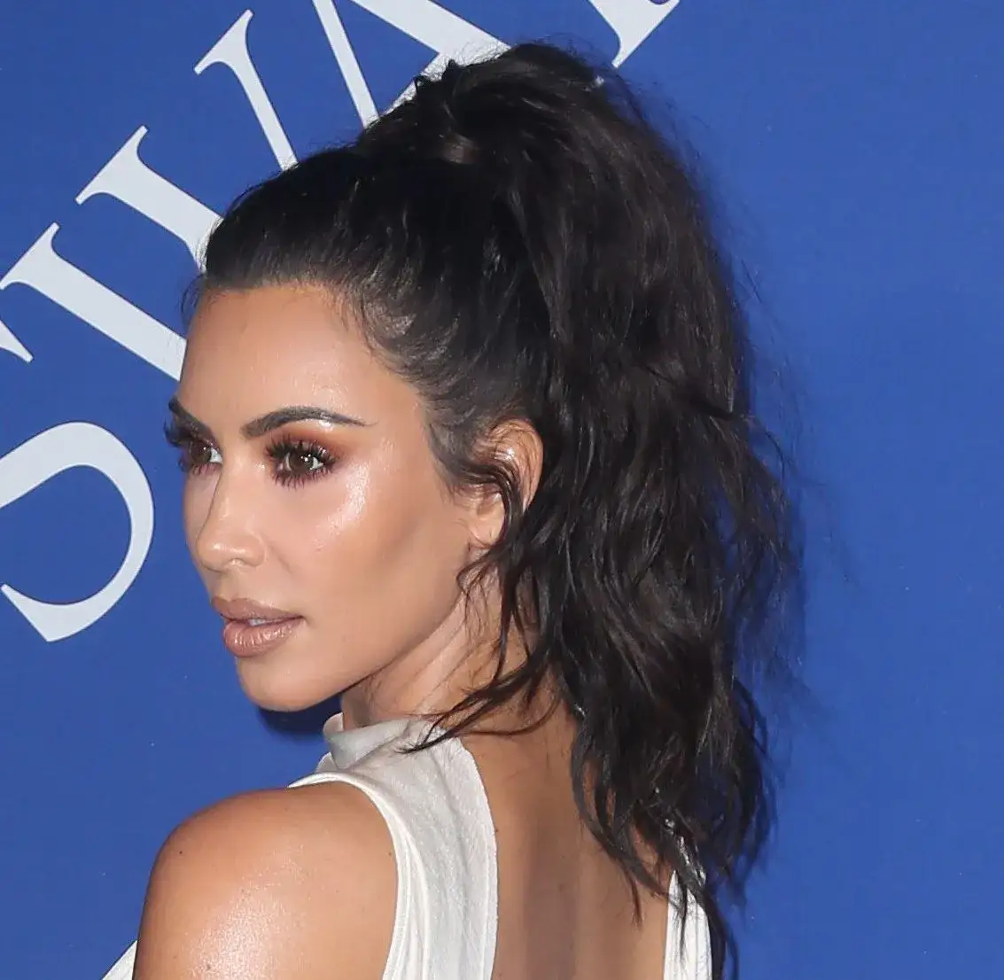 Najpiękniejsze fryzury Kim Kardashian, które musisz wypróbować