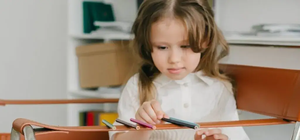 Dziecko szereguje zabawki: niepokojący sygnał czy naturalna zabawa?