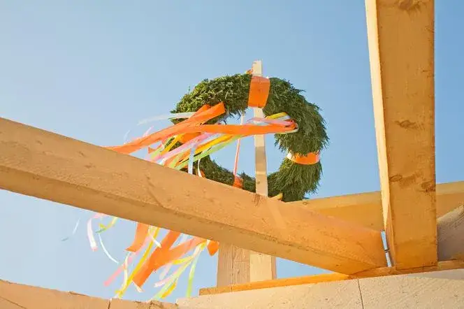 Wiecha na dachu – tajemnice tradycji i jej znaczenie w budownictwie