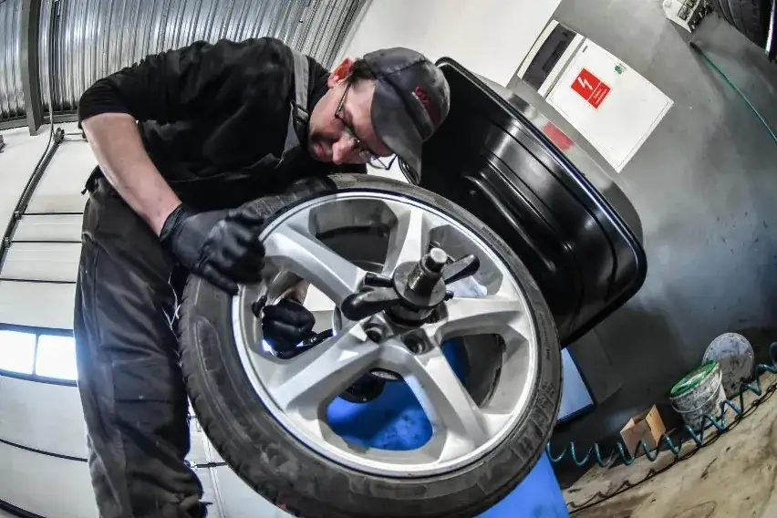 Czy wymiana opon na zimowe jest obowiązkowa? Przepisy, kary i korzyści