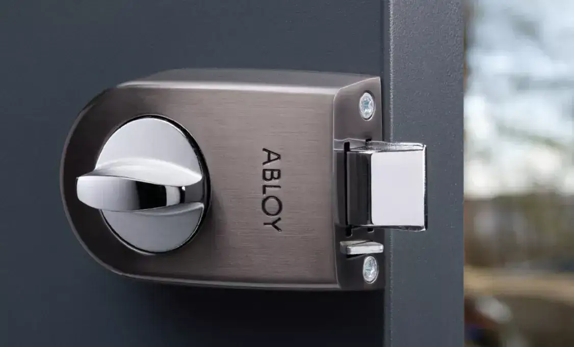 Jak zamontować zamek nawierzchniowy do drzwi - uniknij najczęstszych błędów