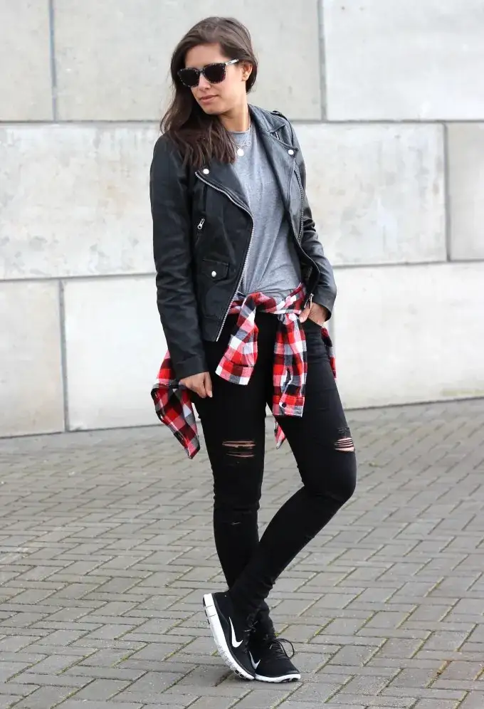 Jak nosić koszulę w kratę damską: 7 stylizacji na każdą okazję