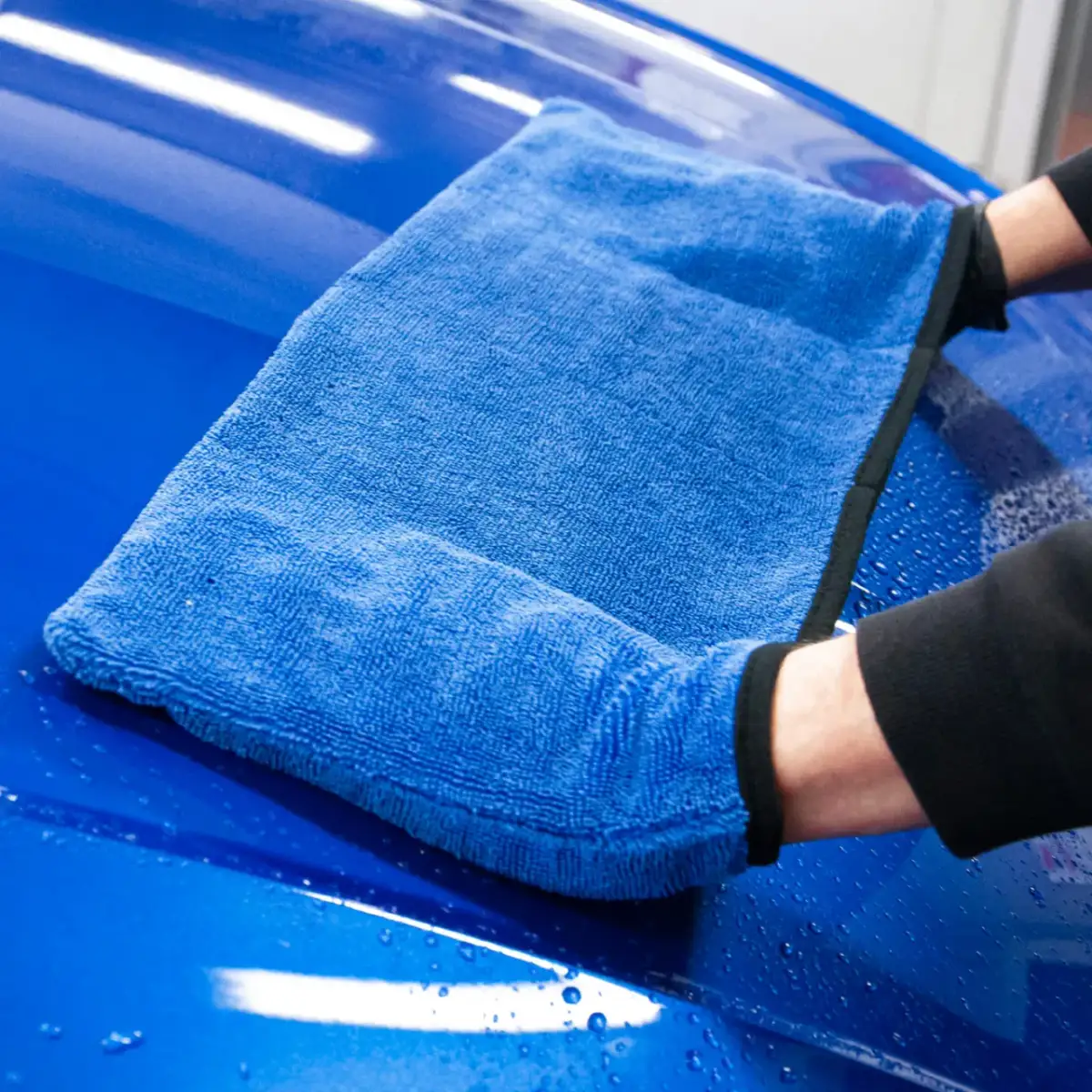 Jak skutecznie czyścić skórę w samochodzie domowymi sposobami bez uszkodzeń