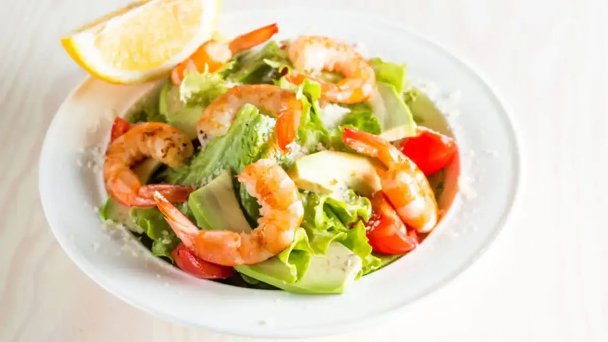 Ensalada de gambas aguacate y lechuga: receta fácil y saludable