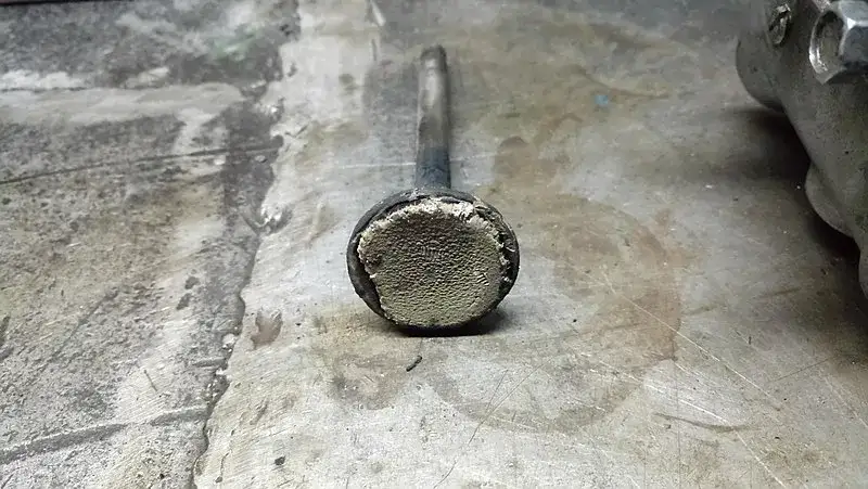 Wypalone zawory w silniku - jakie dają objawy i co oznaczają naprawdę