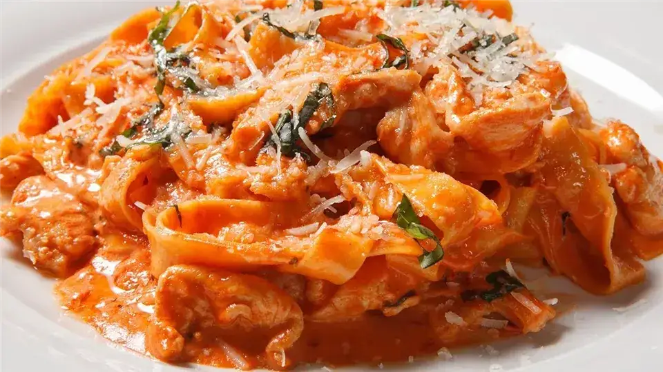 Makaron penne z kurczakiem w sosie pomidorowym - prosty przepis na obiad