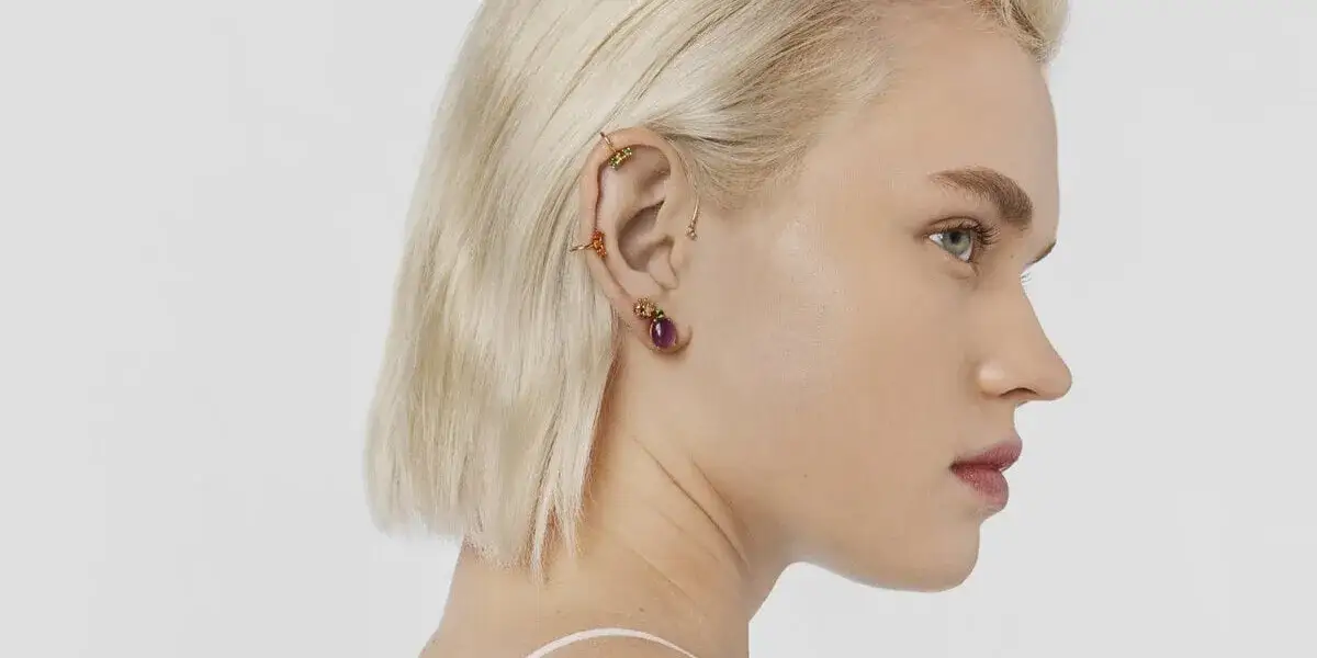 Kolczyki na całe ucho jak się nazywają? Poznaj tajemnice nausznic