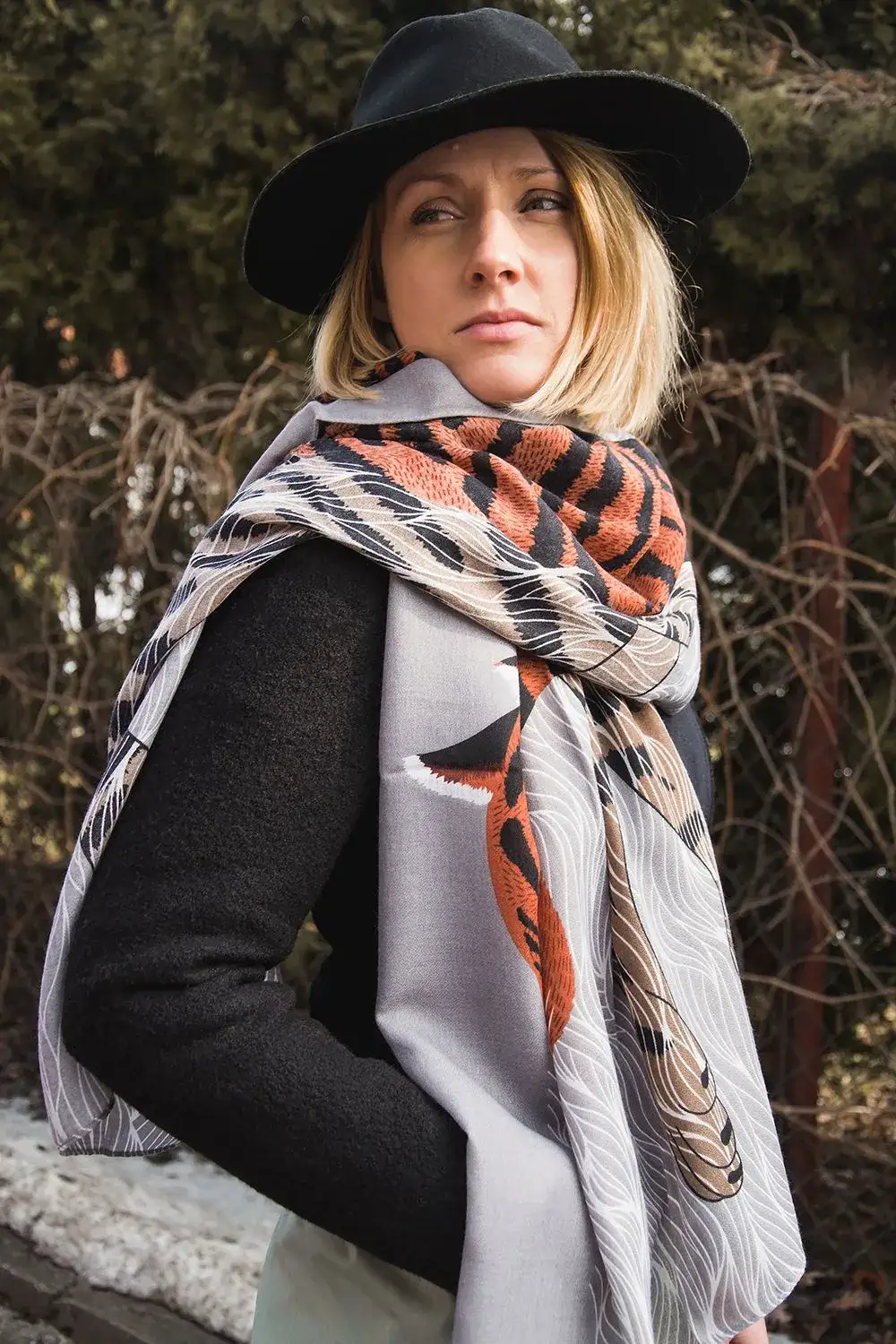 Modne sposoby noszenia szalika damskiego, które zachwycą każdą kobietę