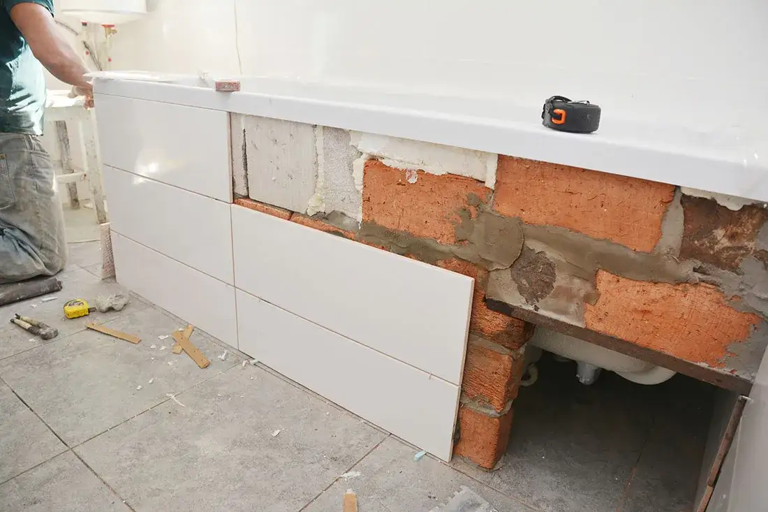 Ile za położenie płytek w łazience? Nie daj się zaskoczyć kosztami!