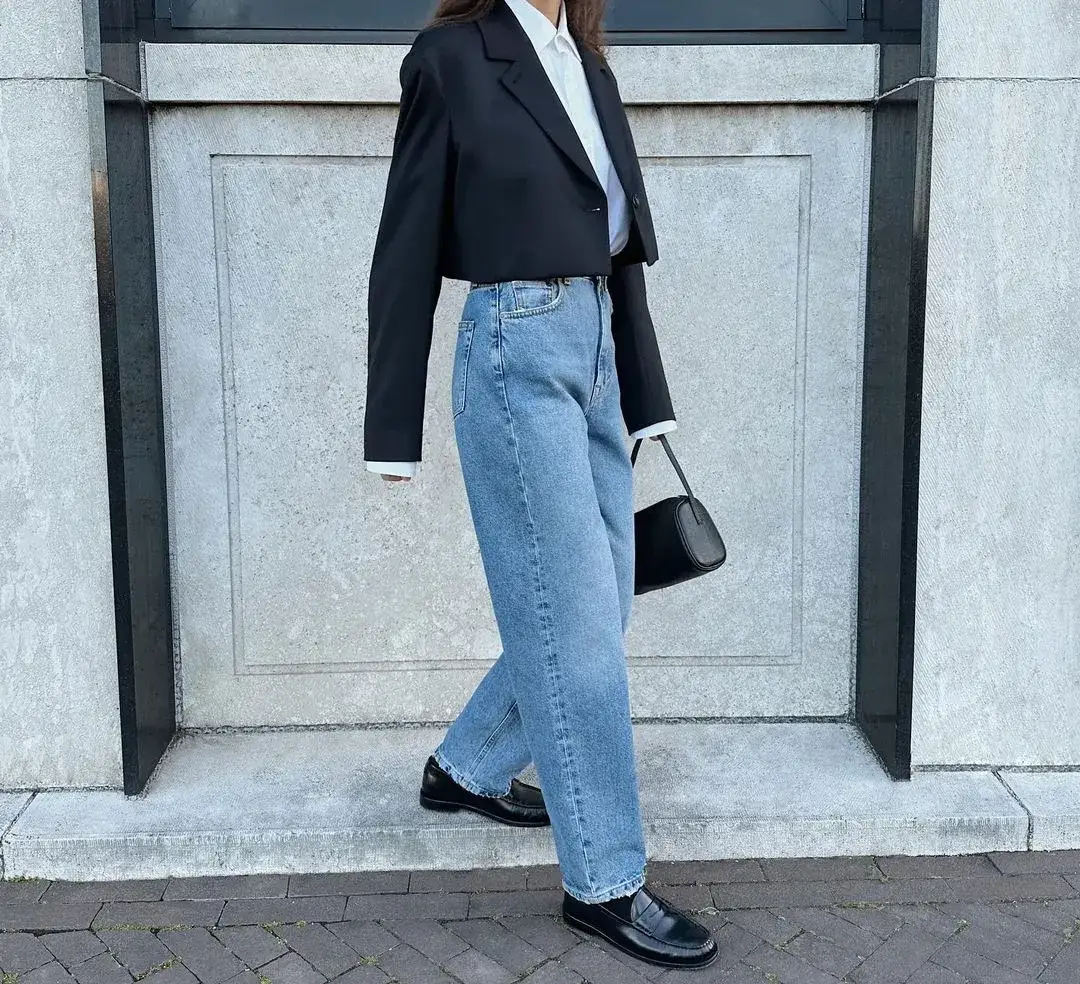 Jakie dżinsy są modne w tym sezonie? Najlepsze fasony i kolory, które musisz znać