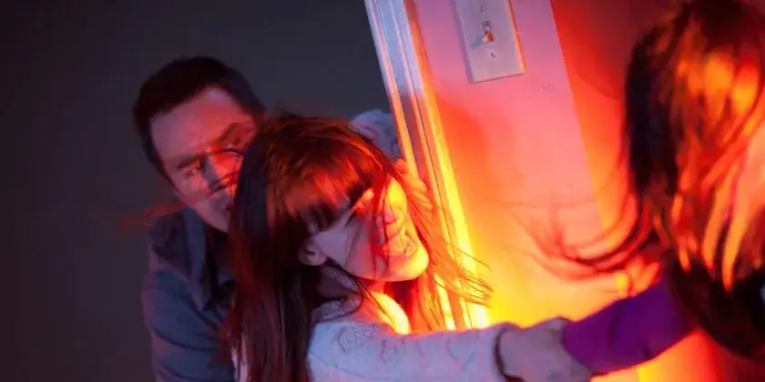 Poltergeist horror: różnice między oryginałem a remakiem oraz ich wpływ