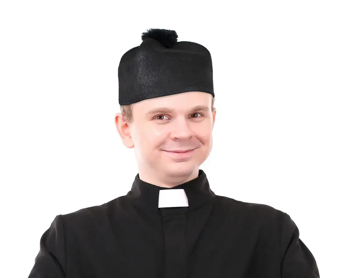 Jak się nazywa czapka księdza? Poznaj tajemnice biretu i jego historię