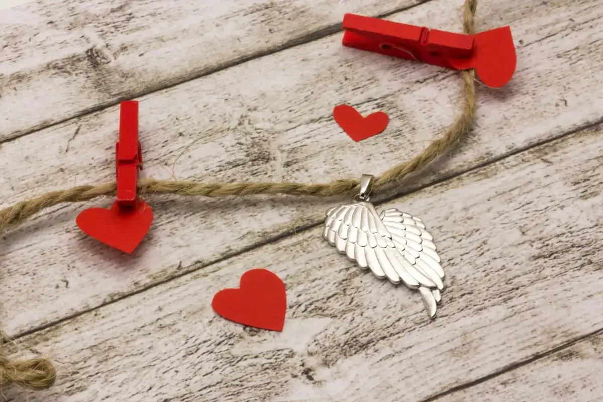 Wisiorek skrzydło znaczenie: Odkryj ukryte symbole i ich moc