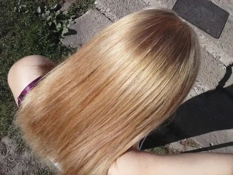 Jak rozjaśnić odrosty bez rozjaśniacza - naturalne metody na efektywny efekt