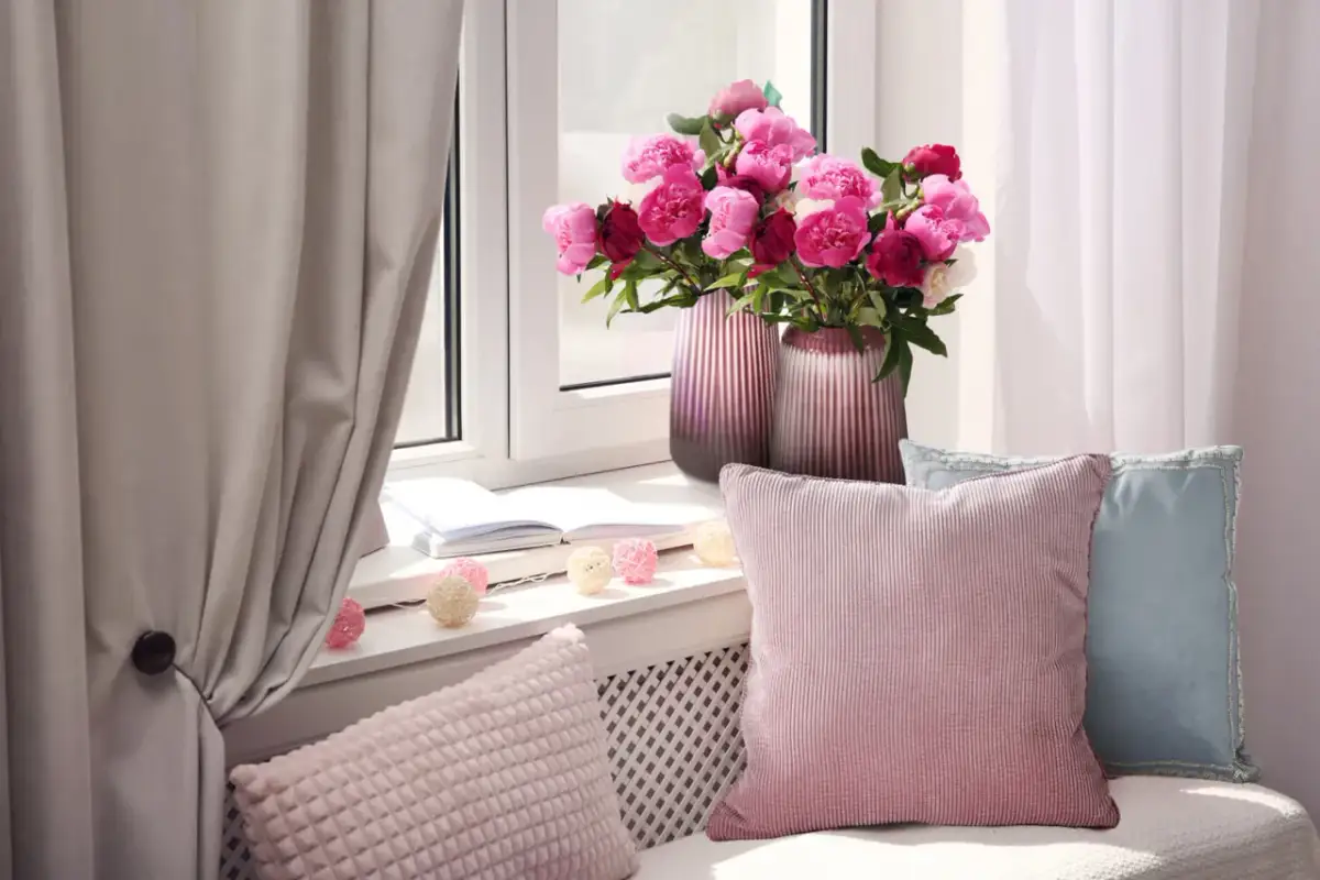 Piękny parapet w salonie: 5 genialnych sposobów na stylową dekorację