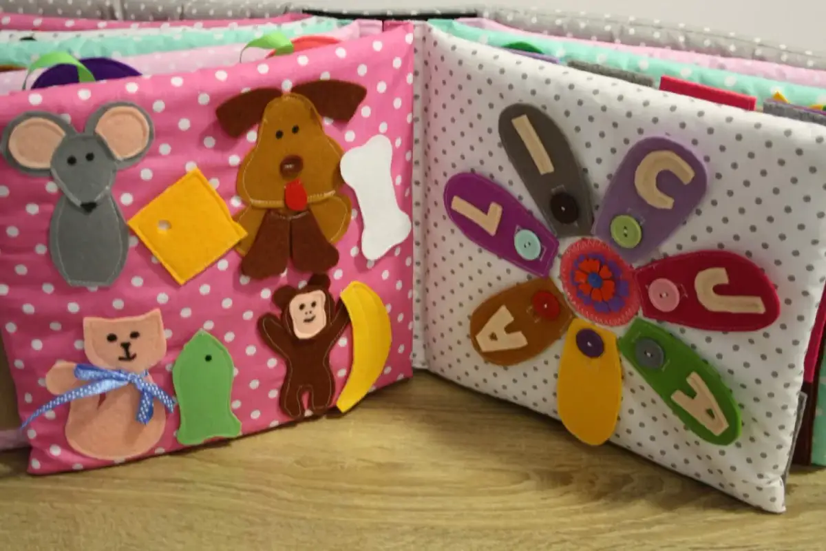Jak zrobić książeczkę sensoryczną handmade? Magiczny świat nauki i zabawy