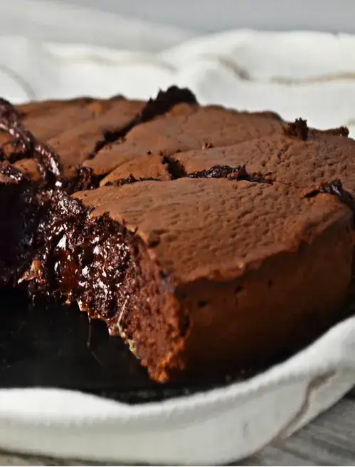 Prosty przepis na ciasto czekoladowy wulkan z płynnym środkiem krok po kroku