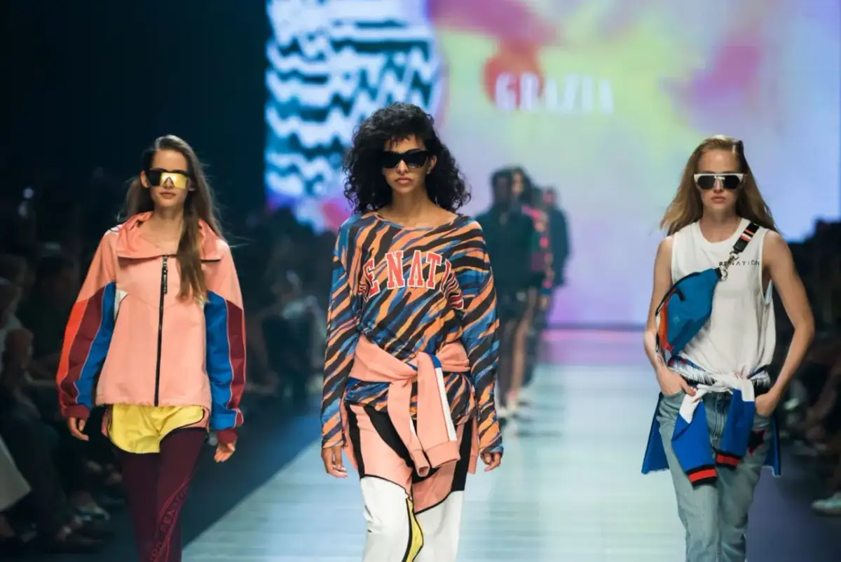 Impreza w stylu lat 80: Jak ubrać się, by nie wyglądać źle?