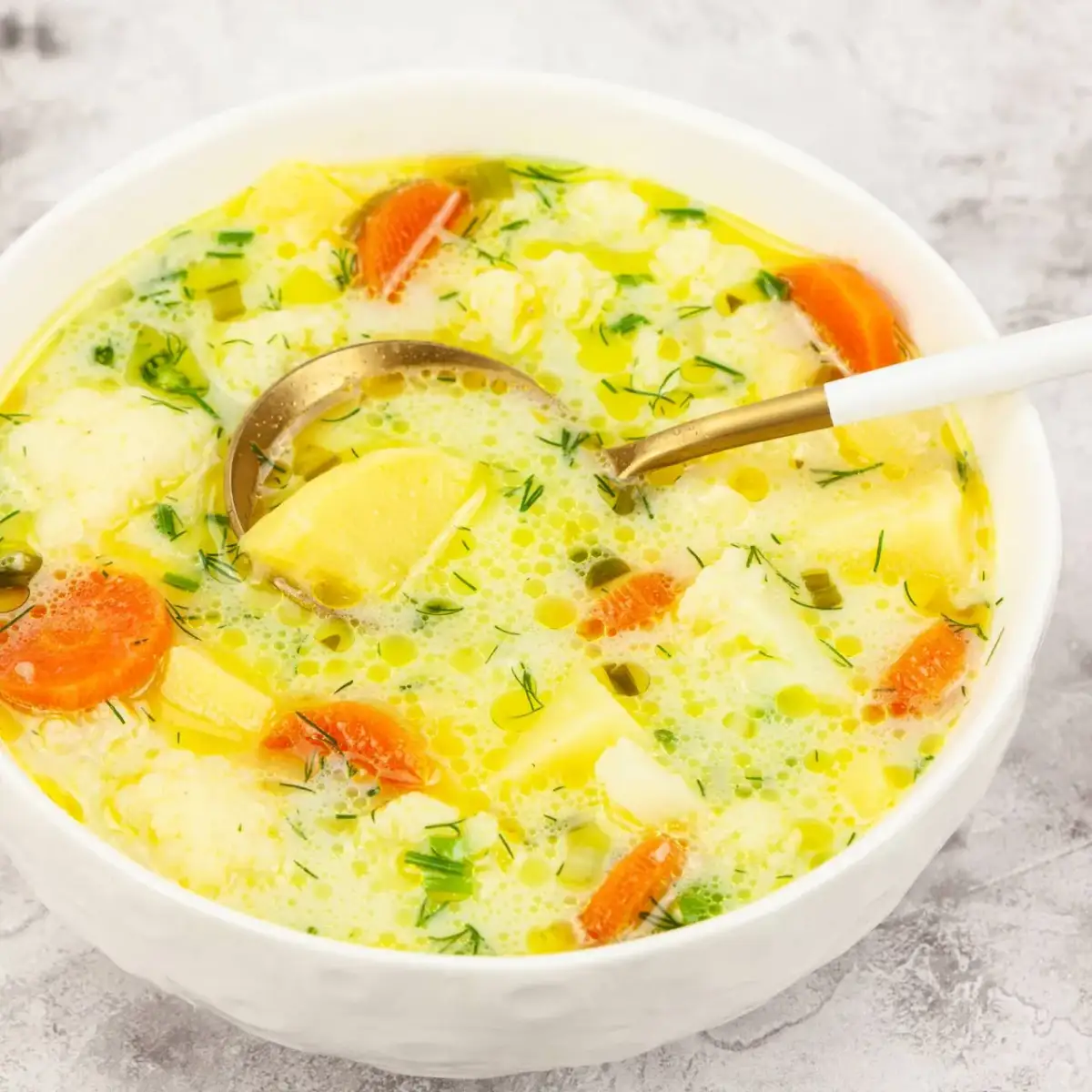 Jak zrobić pyszną zupę kalafiorową? Prosty przepis bez błędów i porady