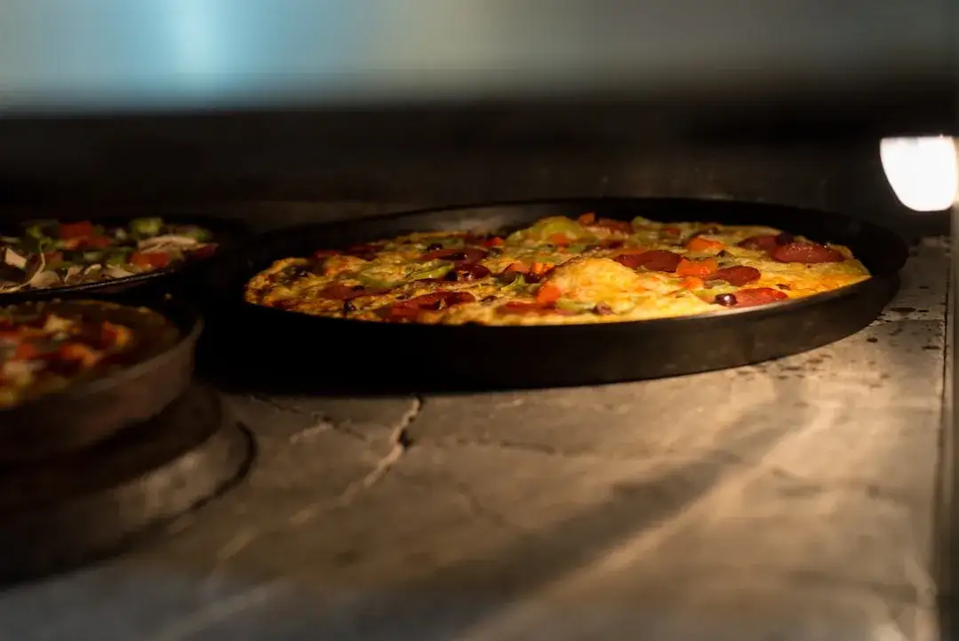 Ile piec pizzę na kamieniu, aby uzyskać idealny smak i chrupkość?