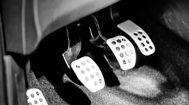 Jak prawidłowo puszczać sprzęgło i uniknąć szarpnięć oraz zużycia w samochodzie