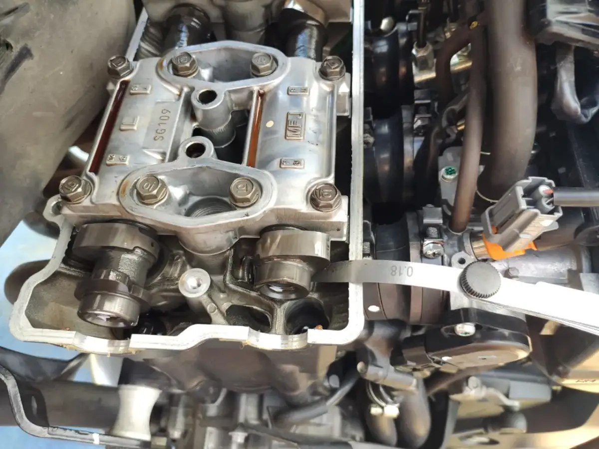 Objawy źle wyregulowanych zaworów w motocyklu - skuteczne rozpoznawanie