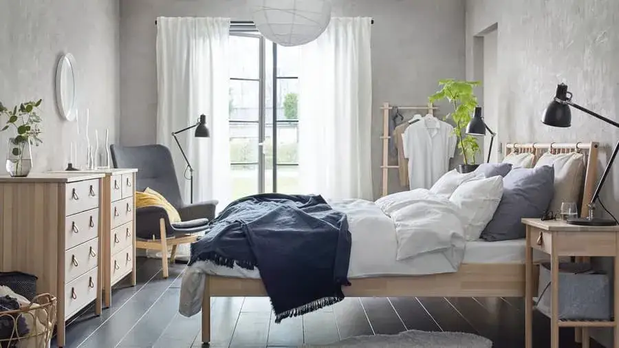 Jakie dodatki do szarej sypialni sprawią, że stanie się przytulna?