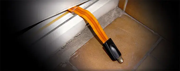 Jak poprowadzić kabel antenowy przez okno bez wiercenia i problemów?