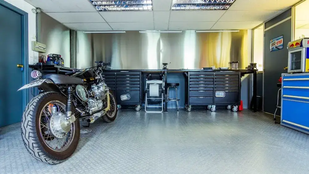 Co potrzebne do warsztatu motocyklowego? Kluczowe narzędzia i wyposażenie