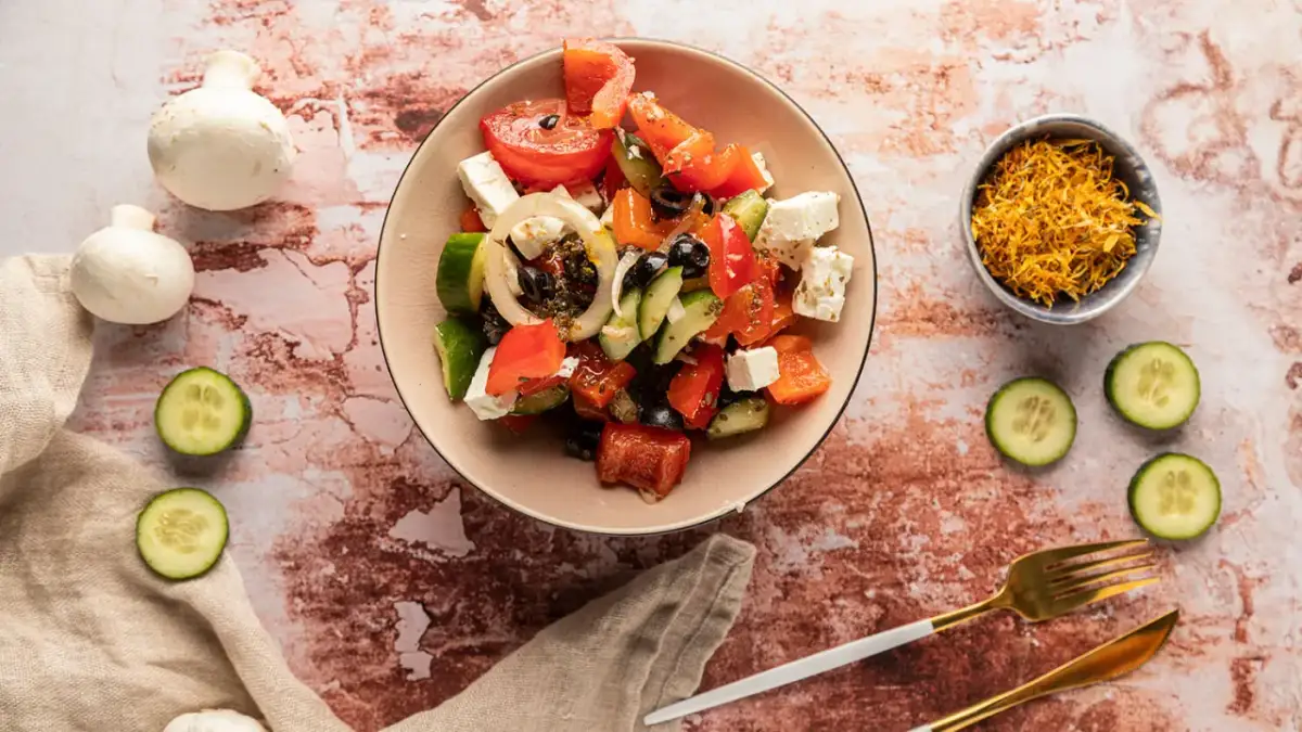 Sałatka grecka z czym podawać – najlepsze pomysły na dodatki