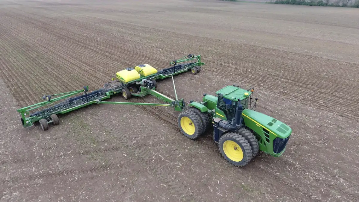 Maszyny rolnicze a efektywność pracy w gospodarstwie – które technologie realnie zwiększają wydajność?