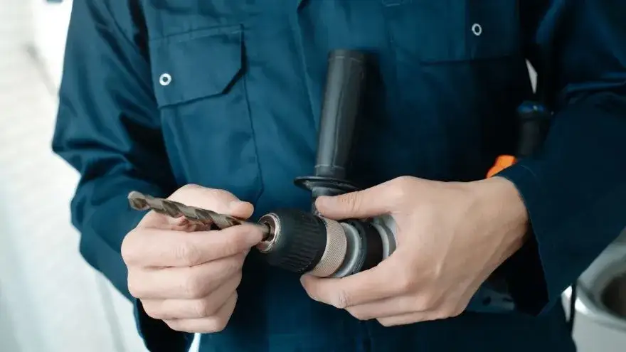 Jak włożyć wiertło do wiertarki - proste kroki, które musisz znać